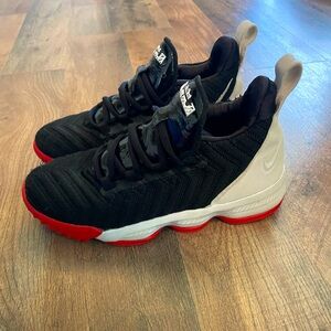 Lebron 16 GS Bred Black Red White Basketball Sneakers Boy’s Size 1 Youth